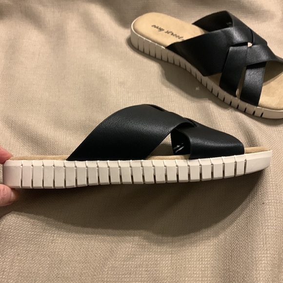 Easy Street Brylee Slide Sandal - Picture 4 of 9